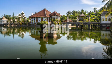 Taman Soekasada Ujung ("Ujung Wasserpalast"), einer ruhigen und abgeschiedenen Wasserpalast 1909 erbaut. Es wurde vor allem durch ein v zerstört. Stockfoto