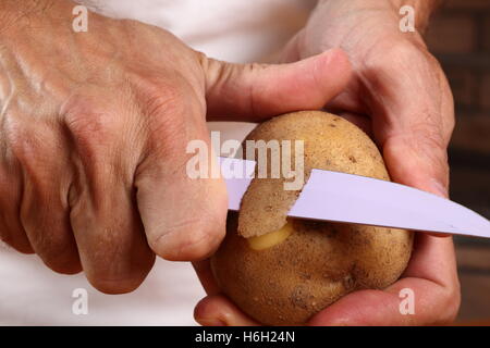 Kartoffeln schälen, mit einem Messer. Hautnah. Stockfoto
