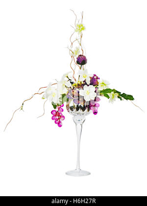 Blumenarrangement von künstlichen Blumen in Glas Becher isoliert auf weißem Hintergrund Stockfoto
