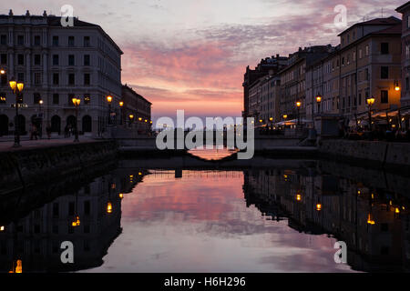 Blick auf Ponte Rosso in Triest bei Sonnenuntergang, Italien Stockfoto