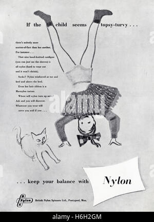 1950er Jahre Werbung Anzeige aus original alten Vintage englischen Magazin datiert 1953 Werbung für Kinderkleidung in Nylon von BNS britische Nylon Spinner von Pontypool Monmouthshire UK Stockfoto