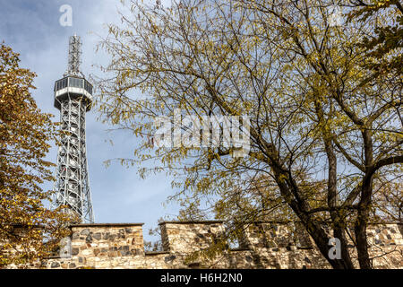 Petrin Hill Prager Aussichtsturm und Hungermauer Prag Tschechische Republik Europa Stockfoto