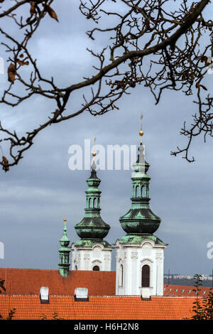 Die Türme des Klosters Strahov. Prag, Tschechische Republik Stockfoto