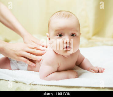 glückliches Baby bekommen eine massage Stockfoto