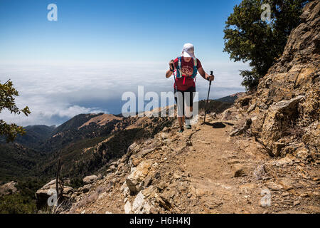 Ein Wanderer Abstieg hinunter die Spur vom Cone Peak entlang der Küste von Big Sur in Kalifornien. Stockfoto