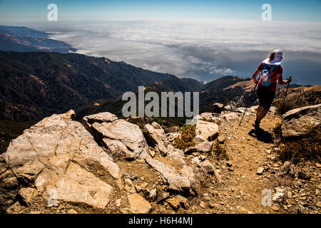 Ein Wanderer Abstieg hinunter die Spur vom Cone Peak entlang der Küste von Big Sur in Kalifornien. Stockfoto