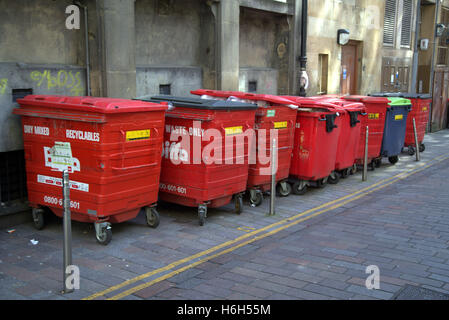 Linie der alten roten Müllcontainer Mülleimer in Gasse gelbe Linien Stockfoto