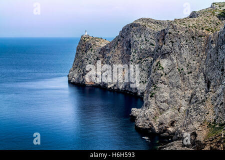 Fernblick über die erstaunliche Leuchtturm von Cap de Formentor auf Mallorca Insel Stockfoto
