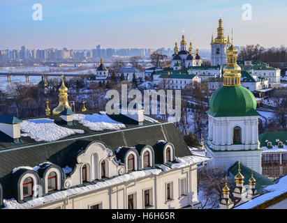 Panoramablick auf Kiewer Höhlenkloster Lawra Kloster im winter Stockfoto