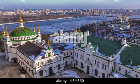 Panoramablick auf Kiewer Höhlenkloster Lawra Kloster im winter Stockfoto