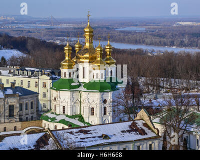 Allerheiligen Kirche von Kiew Höhlenkloster Lawra Kloster im Winter. Ukrainischen Barock, 17. Jahrhundert. Hinter den Dnjepr Stockfoto