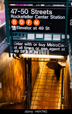 Zeichen darstellen, es ist der Eingang zum u-Bahnhof 47-50 st. Rockefeller Center in Manhattan, New York. Stockfoto