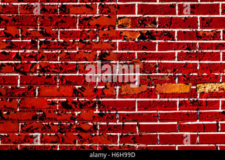 Das Muster der weißen Fugen und roten Ziegeln, die auf eine Mauer gemalt ist abziehen. Stockfoto