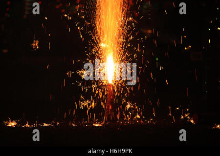 Feuerwerk und Feuerwerkskörper während Diwali oder Christmas festival Stockfoto