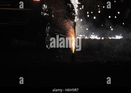 Feuerwerk und Feuerwerkskörper während Diwali oder Christmas festival Stockfoto