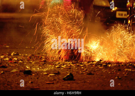 Feuerwerk und Feuerwerkskörper während Diwali oder Christmas festival Stockfoto