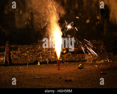 Feuerwerk und Feuerwerkskörper während Diwali oder Christmas festival Stockfoto