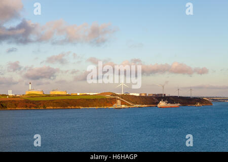 Öl-Tanker am Drachen LNG-Terminal auf Milford Haven, Pembroke Stockfoto