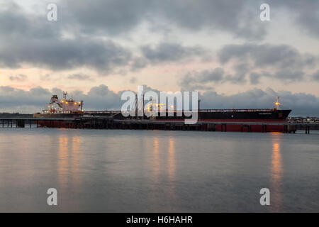 Öl-Tanker Vilamoura am Valero Terminal am Milford Haven, Pembroke Stockfoto