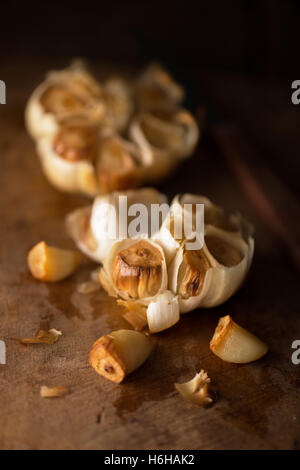 Gebratene ganze Knoblauch in rustikalen Holz Rahmen Stockfoto