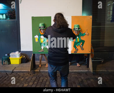 Nachtleben in Temple Bar Viertel von Dublin, Republik Irland.  Touristen haben ihre Fotos als Kobolde auf der str Stockfoto