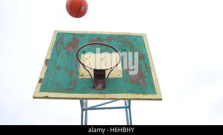 Sport-alte Reifen Basketball-Ansicht von unten, dass im freien rostigen Eisen Ball den Korb gelangt Stockfoto