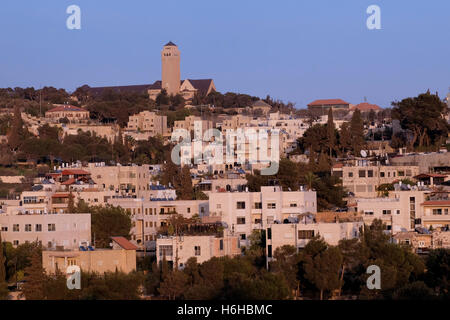 Blick auf das Augusta Victoria Gelände eines Kirche-Krankenhaus-Komplexes und das palästinensische Dorf A-Tur auf der Nordseite des Ölbergs in Ostjerusalem Israel Stockfoto