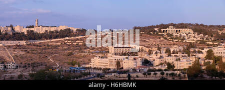 Blick von der Hebräischen Universität Jerusalem und der Mormonen BYU Brigham Young Universität für Altertumswissenschaften auf dem Mount Scopus, Jerusalem, Israel Stockfoto