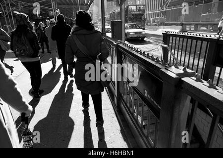 NEW-YORK - 9 Nov.: Fußgänger zu Fuß auf dem Bürgersteig in New York, USA am 9. November 2012. Stockfoto