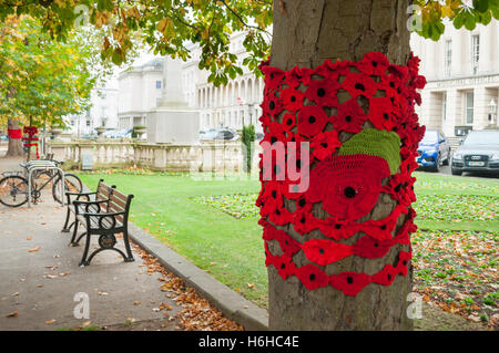 Handgefertigte Gedenktag Mohn und Kriegerdenkmal, 29. Oktober 2016, Cheltenham, Gloucestershire, England, Vereinigtes Königreich. Stockfoto