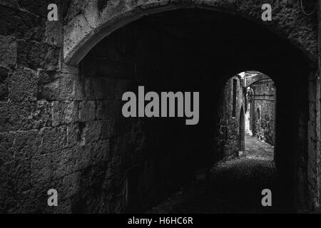 Mittelalterliche Passage mit Bogen in der Altstadt der Insel Rhodos, Griechenland Stockfoto