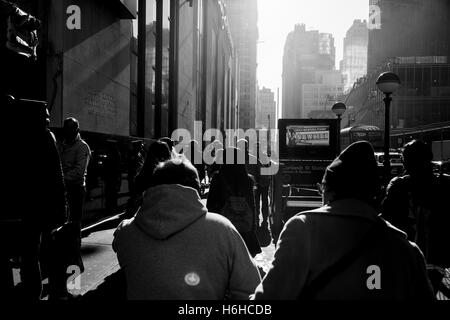 NEW-YORK - 9 Nov.: Fußgänger zu Fuß auf dem Bürgersteig in New York, USA am 9. November 2012. Stockfoto