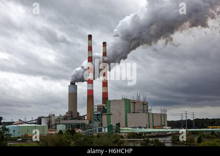 Kohle und Öl Kraftwerk erzeugenden mit Wolken von verschmutzten Dampf und Rauch ausstoßen Stockfoto