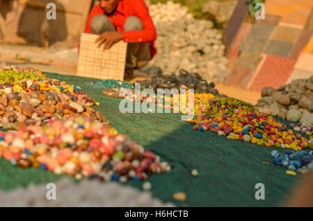 Bunten Steinen für den Verkauf in einem Straße Seite Shop in Neu-Delhi, Indien. Stockfoto