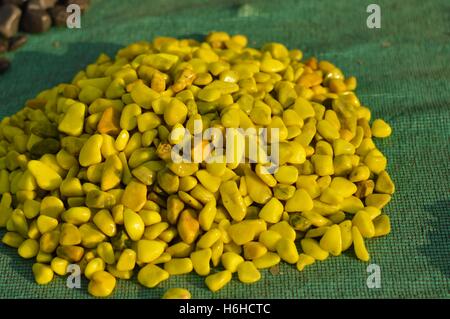 Bunten Steinen für den Verkauf in einem Straße Seite Shop in Neu-Delhi, Indien. Stockfoto