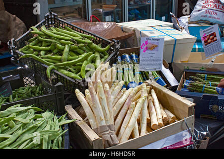 Spargel und Bohnen auf eine pflanzliche Stall im Borough Market in Southwark in der Nähe von London Bridge Stockfoto