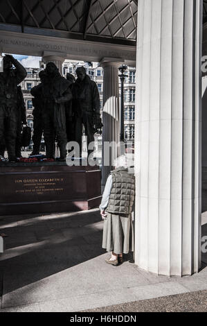 RAF Bomber Command Memorial ist ein Denkmal im Green Park, London, für die Besatzungen der RAF Bomber Command. Ältere Dame schaut vielleicht erinnern Stockfoto