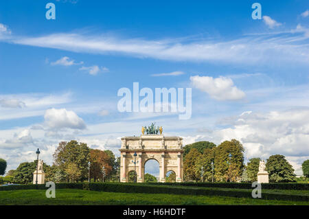 Niedrige Blick auf den Arc de Triomphe du Carrousel in Paris, Frankreich, mit blauem Himmel und Kopie Raum Stockfoto