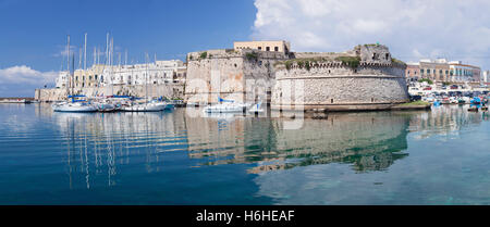 Altstadt mit Schloss, Stadtmauer und Hafen, Gallipoli, Provinz Lecce, salentinische Halbinsel, Apulien, Italien Stockfoto