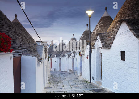 Gasse mit Trulli Häuser, Monti Viertel, Alberobello, Abendstimmung, Valle d ' Itria, Provinz Bari, Apulien, Italien Stockfoto