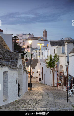 Gasse mit Trulli Häuser, Monti Viertel, Alberobello, Abend Stimmung Valle d ' Itria, Provinz Bari, Apulien, Italien Stockfoto