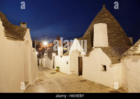 Gasse mit Trulli Häuser, Stadtteil Monti, Alberobello, Nachtszene, Valle d ' Itria, Provinz Bari, Apulien, Italien Stockfoto