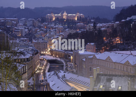 Karlovy Vary in der Nacht, West-Böhmen, Tschechische Republik, Europa Stockfoto