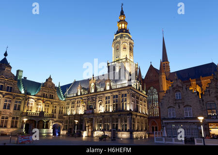 Rathaus, Justizpalast und Glockenturm Sint-Walburgakerk in der großen Markt Platz von Veurne, in der Dämmerung Stockfoto