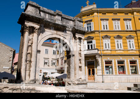 Der Triumphbogen der Sergier, 29-27 v. Chr., Pula, Istrien, Kroatien, Europa Stockfoto