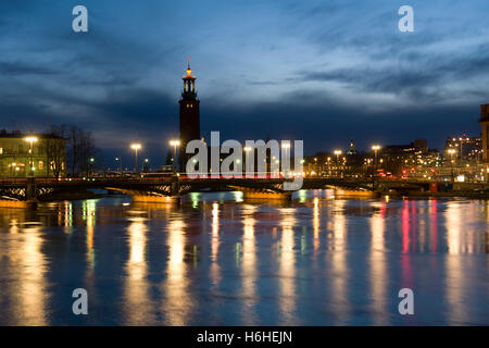 Riddarfjärden mit Stadthaus Halle, Nachtaufnahme, Stockholm, Schweden, Skandinavien, Europa Stockfoto