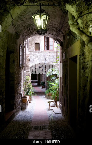 Gasse in der Altstadt, Berg Dorf Dolceacqua, Nervia Tal, Riviera, Ligurien, Italien, Europa Stockfoto