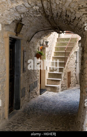 Gasse in der Altstadt, Bergdorf von Apricale, Riviera, Ligurien, Italien, Europa Stockfoto