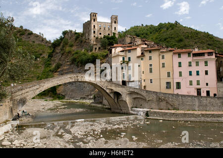 Mittelalterliche gewölbte Brücke und Castello Doria in der historischen Stadt, Berg Dorf Dolceacqua, Nervia Tal, Riviera, Ligurien Stockfoto