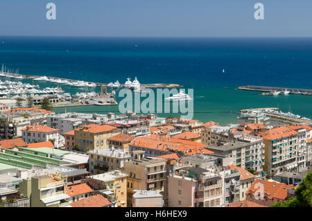 Blick auf die Stadt und Hafen, San Remo, Riviera, Ligurien, Italien, Europa Stockfoto